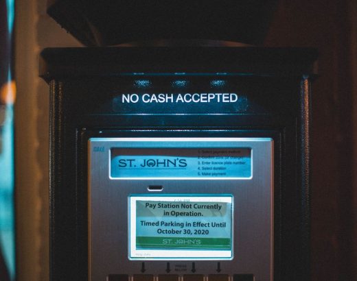 Parkeringsautomat med skilt "NO CASH ACCEPTED" og information om deaktivering.